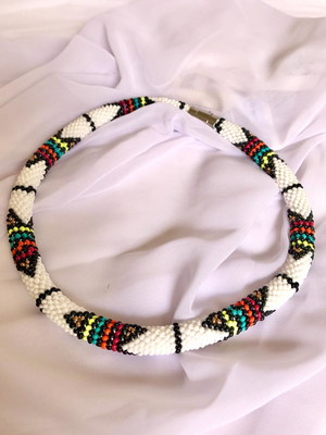 Colar africano branco
