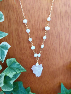 Colar de pérolas barrocas com quartzo rosa bruto