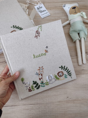 Livro do bebê selva bordado a mão
