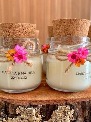 Vela aromática com rolha e flores