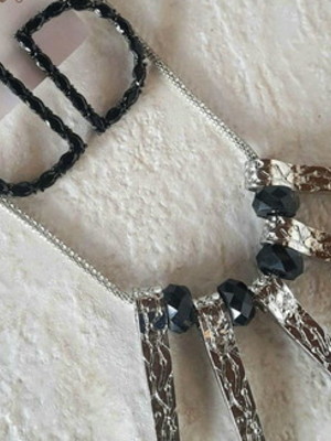 Colar prateado e preto/brincos
