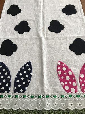 Pano de prato com pacht aplique orelhas e patinha de coelhos