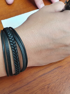 Pulseira masculina de couro preto e fecho magnético