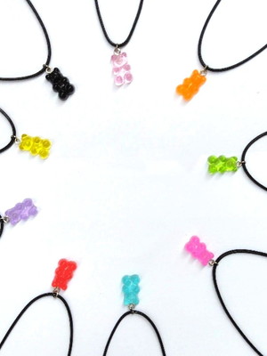 Colar com pingente de ursinhos