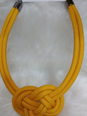 Colar corda náutica nó infinito amarelo