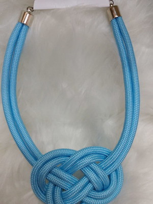 Colar corda náutica nó infinito azul claro