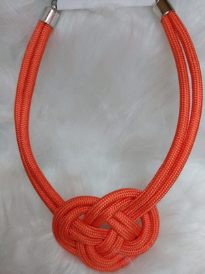 Colar corda náutica nó infinito laranja