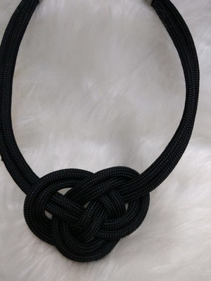 Colar corda náutica nó infinito preto