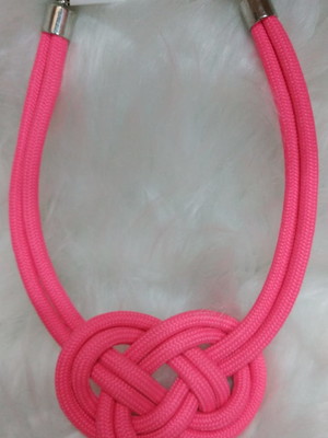 Colar corda náutica nó infinito rosa chiclete