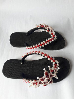 Chinelos decorados com pérolas