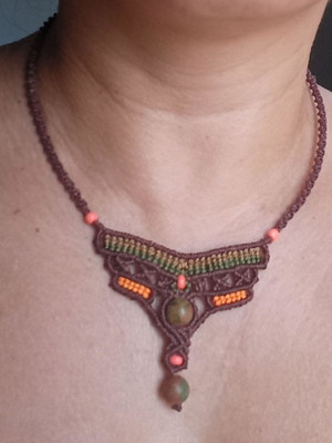 Colar macrame com pingente pedra unaquita e miçangas