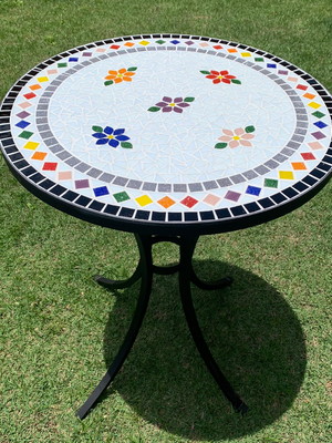 Mesa em mosaico colorida