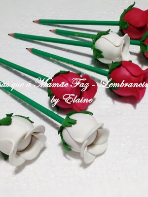 1 lápis com ponteira de botão de rosa de eva lembrancinha