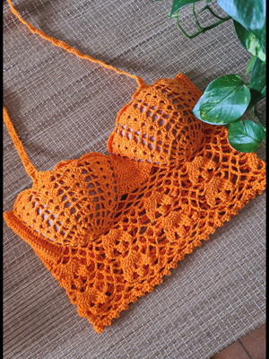 Cropped de crochê laranja com bojo sereia