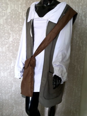 Traje medieval masculino acompanha camisa capa e bolsa peque