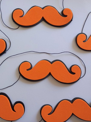 Bigode mundo bita com elástico