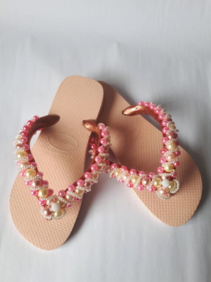 Chinelos decorados com pérolas