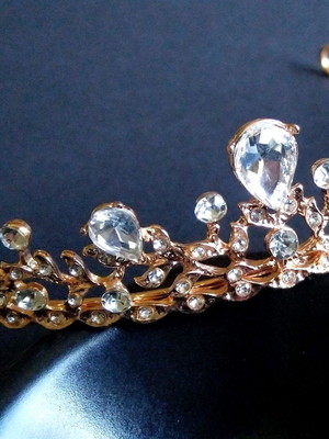Coroa dourada para cabelo da noiva pedras e strass