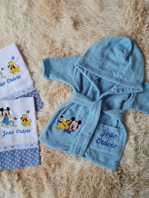 Roupão de bebê e kit de fraldas personalizados