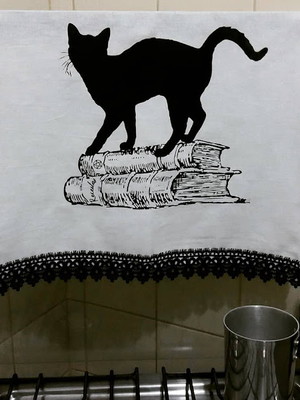 Pano de prato gato preto com livro de receitas
