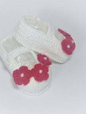 Sapatinho de bebe em crochê com 3 flores