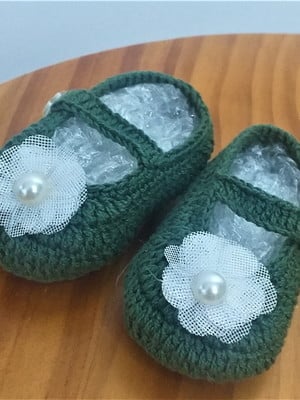 Sapatinho de bebe em crochê com aplicação
