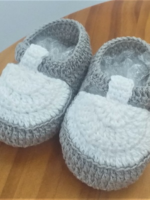 Sapatinho bicolor em croche para bebe