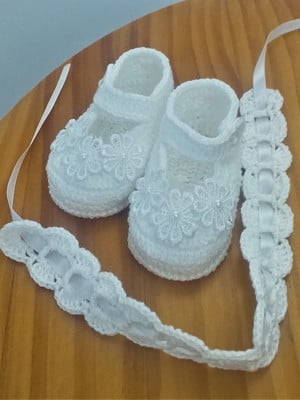 Sapatinho de bebe em crochê com flor + tiara para batizado