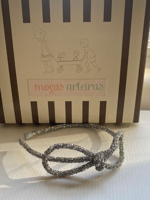 Tiara tubo strass glitter com laço grande - prata