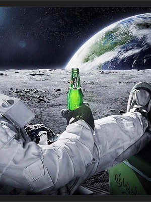 Quadro decorativo astronauta lua com moldura g01