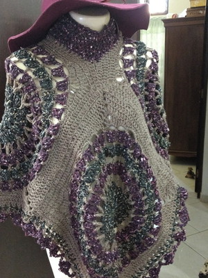 Poncho adulto crochê mandala colorido marrom e vinho