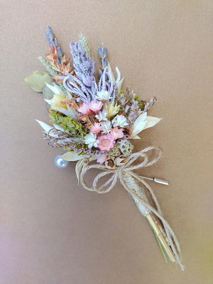 Lapela floral com flores desidratadas - lavanda