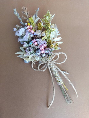 Lapela floral com flores desidratadas - candy color