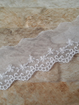 Renda bordado em tule (4,5cm) branco i - 007 - 1 metro