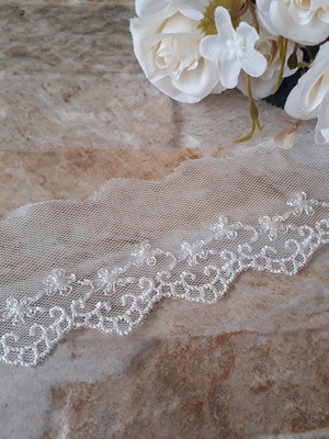 Renda bordado em tule (4,5cm) off white i - peça 13,7 metros