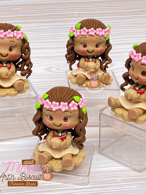 Lembrancinha moana em biscuit na caixa acrílica