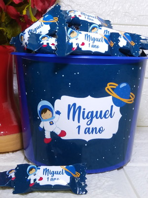 Balde com 100 balas personalizadas astronauta