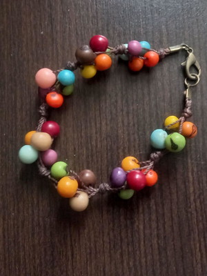 Pulseira marrom com sementes de açaí coloridas