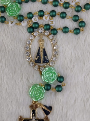 Terço verde nsaparecida com strass - personalize com 1 nome