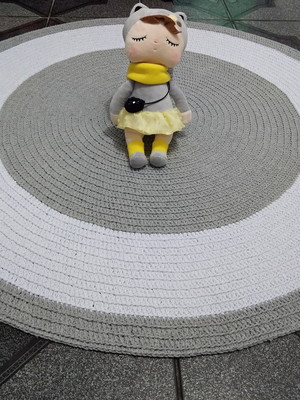 Tapete de crochê cinza e branco