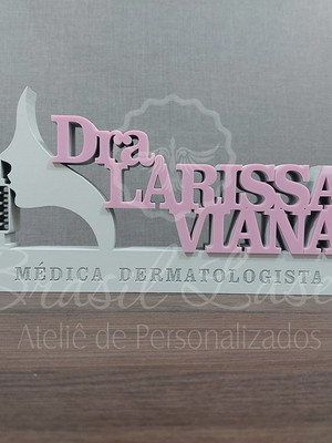 Decoração dermatologista branco com acrílico 30cm