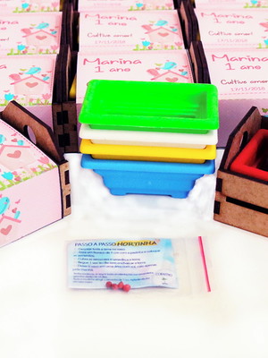 Lembrança caixote com cinta personalizada - tema encantado