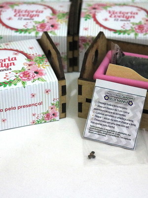 Lembrança caixote com cinta personalizada - jardim floral