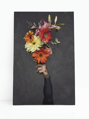 Quadro buque de flores segurado por uma mão canvas 140x90cm