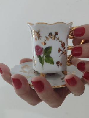 Xicara decoração de rosa e detalhes em ouro.