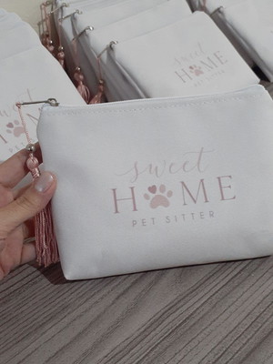 Necessaire personalizada, com tassel decorativo