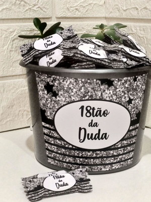 Balde com 100 balas personalizadas - 18 anos