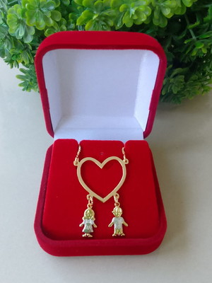 Colar canga coração com menina e menino folheado a ouro 18k