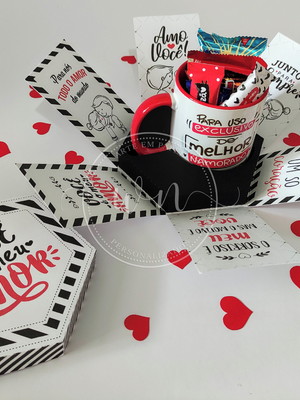 Caixa com caneca porcelana e chocolates