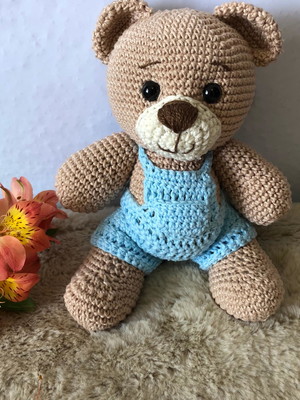 Ursinho de jardineira em amigurumi